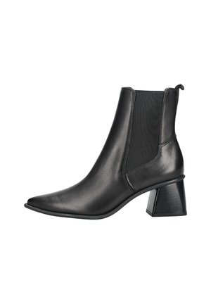 Bottine noire en cuir avec bout pointu, panneaux latéraux élastiques, languette au talon et talon bloc sur fond blanc.