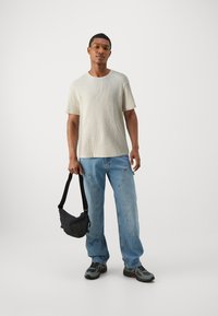 Jack & Jones JORLATEST KNITTED CREW NECK TEE - Navadna majica - ecru