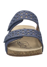 Marineblauwe sandaal met twee geperforeerde banden. Kurken zool met een gestructureerde afwerking. Binnenzool met een bladpatroon.