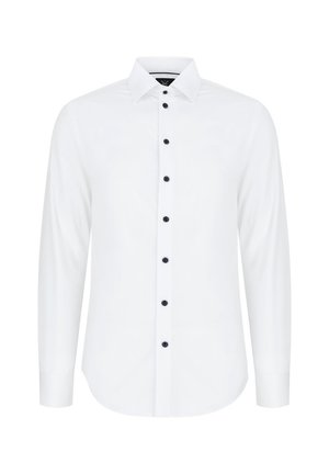 Biała koszula z długim rękawem, z kołnierzykiem w kształcie ostrego wierzchołka, czarnymi guzikami z przodu oraz zaokrąglonym dołem. Gładka faktura bez widocznych wzorów.