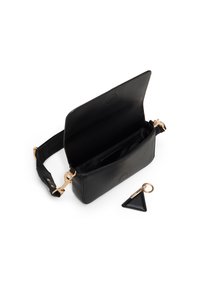 Borsa a tracolla in pelle nera con chiusura in metallo dorato, forma rettangolare, superficie liscia e interno aperto. Include un piccolo portachiavi triangolare.