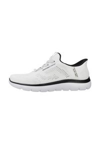 Białe, oddychające sneakersy z siateczki z czarnymi akcentami, elastyczna podeszwa, sznurowany design i teksturowana cholewka. Wyraźne logo z boku.