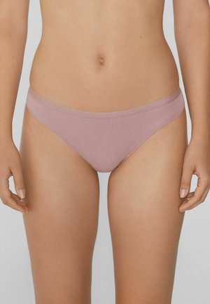 Růžové bavlněné bikinové kalhotky s hladkým elastickým pasem a minimalistickým designem. Tkanina se zdá být m�ěkká s jemnou strukturou v proužcích.