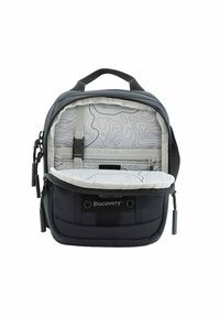 Mochila negra con forro de patrón contorneado gris, cremalleras, un bolsillo frontal y un asa en la parte superior para llevar. Cuenta con compartimentos acolchados.