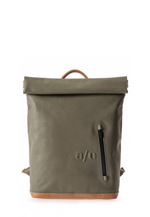 Olivgrüner Rucksack mit einer Rollverschluss-Öffnung, warmen Lederakzenten, einer vorderen Reißverschlusstasche und eingraviertem Logo auf der Vorderseite.