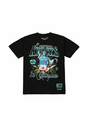 Schwarzes T-Shirt mit der Freiheitsstatue in einem New York Knicks Trikot mit Blumen und Text "New York Knicks 2x Champions."
