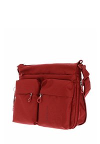Sac bandoulière en tissu rouge avec plusieurs poches zippées, surface texturée, bandoulière réglable et tirettes de zip contrastantes.