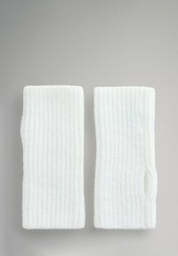 Biele rebrované návleky na zápästie obdĺžnikového tvaru s otvorom na palec, vyrobené z mäkkej tkaniny.
