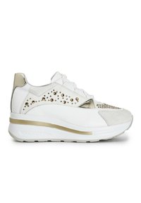 Valkoiset sneakerit, joissa on metalliset yksityiskohdat, harmaa tekstiilipinta sekä koristeelliset niitit sivuilla. Tukeva valkoinen pohja, jossa on kultainen raita.