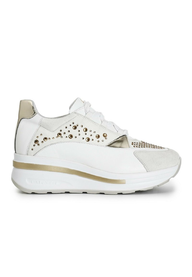 Valkoiset sneakerit, joissa on metalliset yksityiskohdat, harmaa tekstiilipinta sekä koristeelliset niitit sivuilla. Tukeva valkoinen pohja, jossa on kultainen raita.
