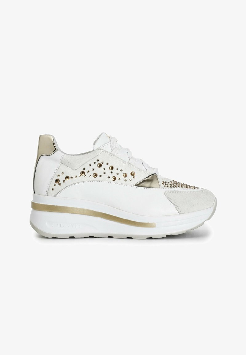 Weiße Sneaker mit metallischen Akzenten, strukturiertem grauen Wildleder und dekorativen Nieten an den Seiten. Chunky weiße Sohle mit einem goldenen Streifen.