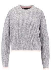 Szary i biały sweter dzianinowy z okrągłym dekoltem, skróconym fasonem i ściągaczami. Posiada kontrastowy jasnoróżowy dół.