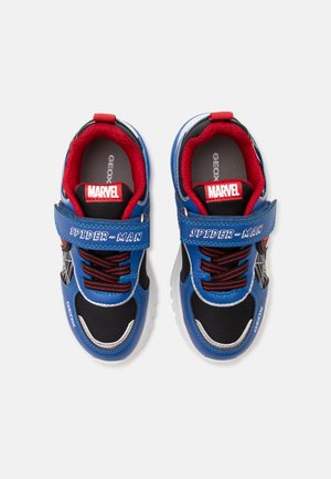 Baskets pour enfants bleues et noires sur le thème de Spider-Man, avec des accents rouges, logo Marvel sur la languette et texte Spider-Man sur les brides.