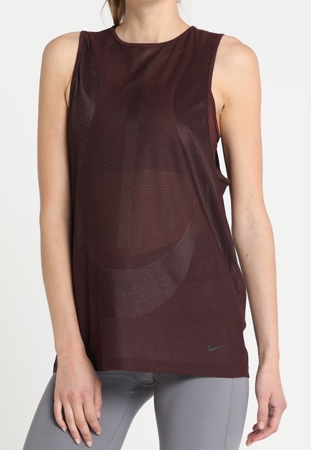 Bordeaux mouwloze sporttop met een textuurpatroon, ronde hals en een klein zwart Nike-logo op de onderste zoom.