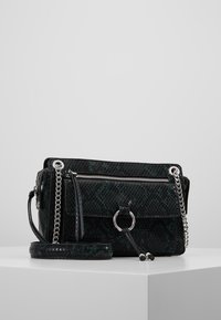 Borsa a mano con motivo nero e verde scuro, dotata di cerniera argentata, tracolla a catena e dettagli circolari in metallo. Forma rettangolare compatta con finitura testurizzata.