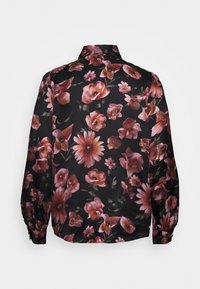 Blouse à manches longues en tissu noir présentant un motif floral dans des tons de rose et de bordeaux, avec un col classique et des poignets froncés.