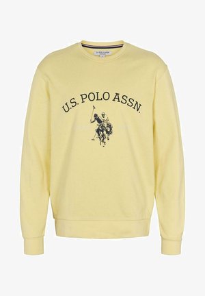 Jasnożółta bluza typu crewneck z czarnym napisem U.S. Polo Assn. oraz grafiką dwóch graczy polo na koniach na środku przodu.