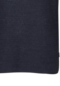 Dunkelblaues Textil mit einem strukturierten, gewebten Muster. Der Stoff wirkt leicht meliert, hat eine glatte Oberfläche und einen klaren Rand.