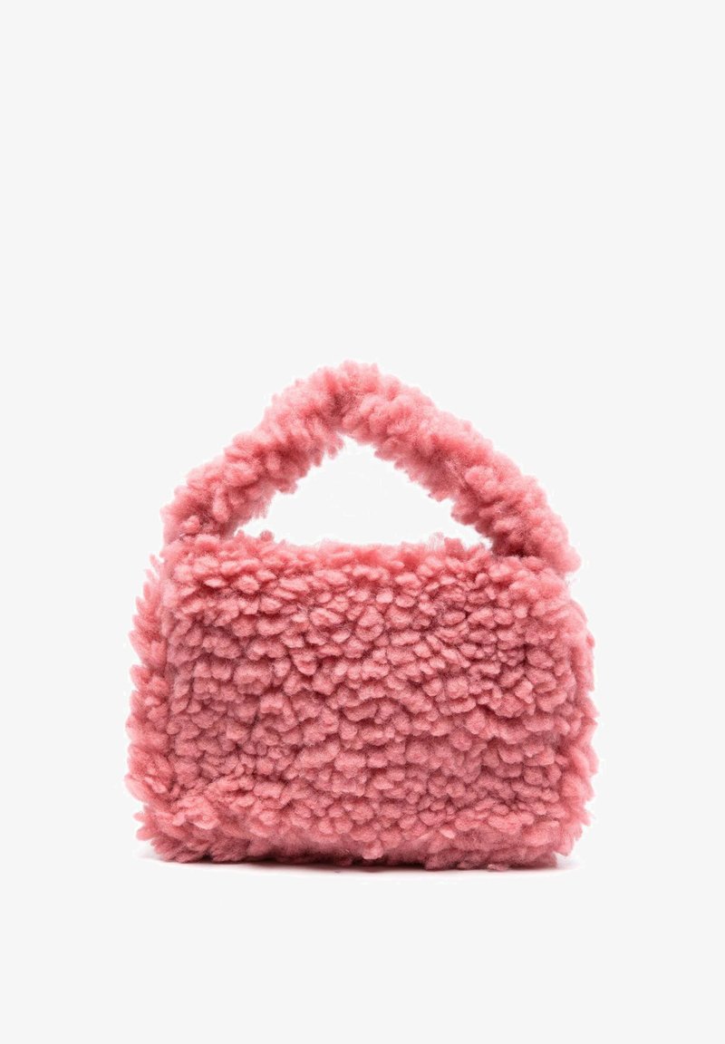 Roze donzige handtas gemaakt van textuurmateriaal, met een ronde handgreep en een compacte rechthoekige vorm.