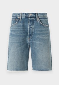 Lyseblå denimshorts med frynset kant, fem-lomme-design, frontlukking med knapp og synlige sømdetaljer.