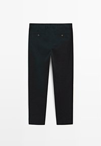 Schwarze Hose mit geradem Schnitt, ausgestattet mit zwei Gesäßtaschen mit Knopfverschluss, aus einem glatten Stoff mit matter Oberfläche.