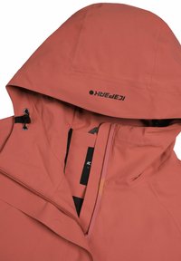 Giacca impermeabile rosa con cappuccio, caratterizzata da una zip nera e un cordino regolabile, tessuto testurizzato e logo sul cappuccio.