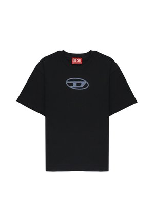 T-shirt Diesel nera a maniche corte con un logo ovale blu con una "D" stilizzata sul petto e un'etichetta rossa Diesel sul colletto.