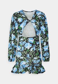 Vestido floral com um fundo preto, composto por flores azuis e verdes, mangas longas, um recorte frontal e uma bainha assimétrica.