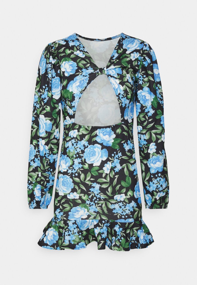 Vestido floral com um fundo preto, composto por flores azuis e verdes, mangas longas, um recorte frontal e uma bainha assimétrica.