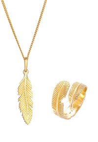 Gouden sieradenset met een veervormige hangerketting en een bijpassende ring met veerpatroon, die complexe details en textuur tentoonstelt.