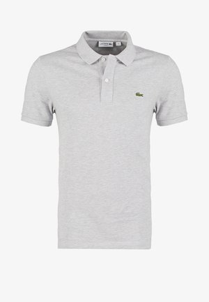 Helles graues Polohemd aus weichem Stoff, mit klassischem Kragen, kurzen Ärmeln und einem grünen Lacoste-Logo auf der Brust.
