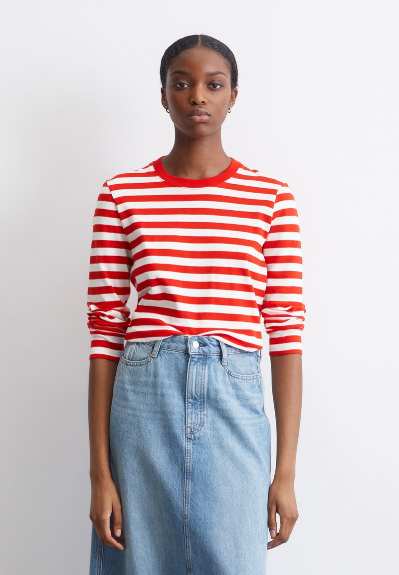 Rot-weißer gestreifter Langarmshirt mit Rundhalsausschnitt, kombiniert mit einem hellblauen hoch taillierten Jeansrock. Aus weichem Baumwollmaterial.