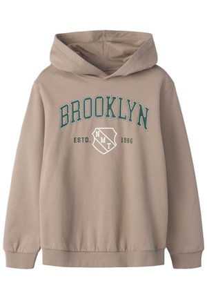 Sweat à capuche beige avec texte vert "BROOKLYN" et logo blanc en forme de bouclier indiquant "NMT" avec "ESTD. 1986" en dessous.