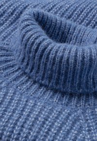 Blauer gestrickter Pullover mit einem hohen, gerippten Rollkragen. Der Stoff hat eine weiche Textur mit einem dezenten Muster abwechselnder Reihen.