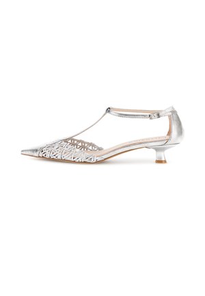 Sølv T-rem kitten hælsko med spids tå og vævet åbent sidelayout på hvid baggrund.