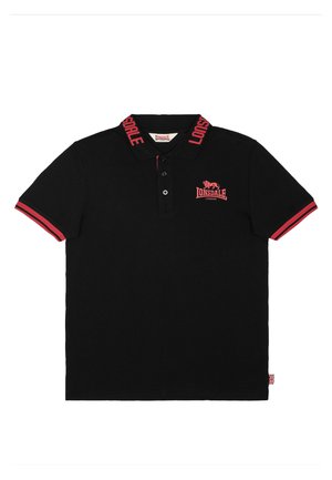 Zwart poloshirt met rode bies aan de mouwen, rode "Lonsdale" tekst op de kraag en rood Lonsdale London-logo op de borst.