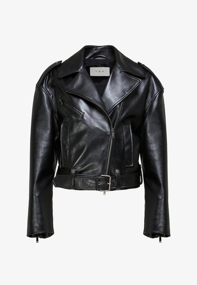 Crna kožna motoristička jakna s širokim reverima, asimetričnim prednjim patentnim zatvaračem, džepom na prsima sa patentnim zatvaračem, bočnim džepovima, remenom u struku i naramenicama.