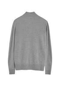 Grau gestrickter Pullover mit hohem Kragen, langen Ärmeln und gerippten Bündchen und Saum. Glatte Textur, einfaches Design und keine sichtbaren Muster.