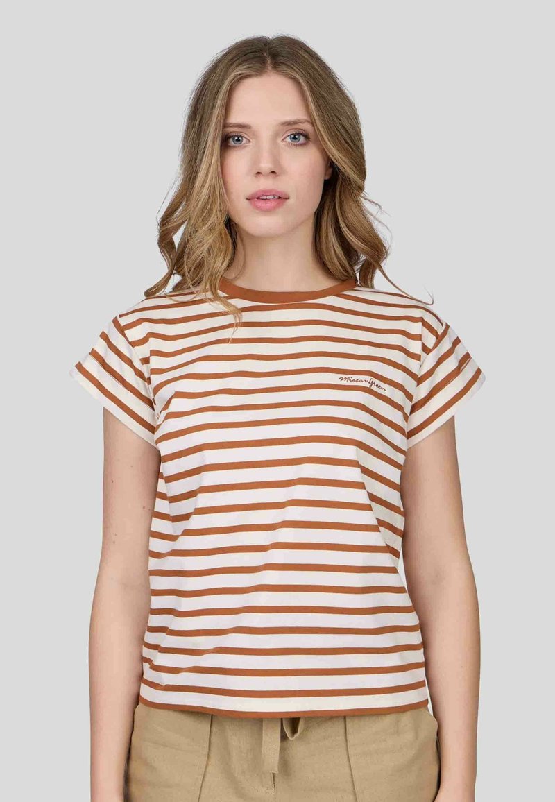 T-shirt à rayures à manches courtes en beige et rouille, avec un col rond et un subtil logo. Tissu doux avec une coupe décontractée.