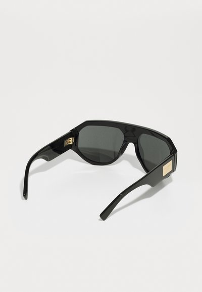 Ochelari de soare din acetat negru, cu lentile octogonale, nuanță gri închis și accente din metal auriu la temelia brațelor. Finisaj lucios, design elegant.