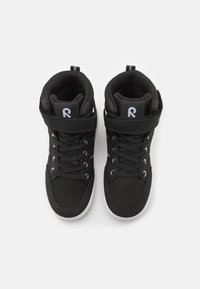 Sneaker alte nere realizzate in tessuto con superficie testurizzata, dotate di chiusura con lacci, fascetta a strappo e suola in gomma.