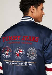 Tommy Jeans VARSITY EXPLORER  - Bomber Jacket - dark night navy