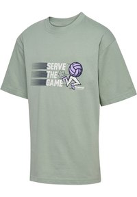 Ljusgrön t-shirt i bomull med korta ärmar. Har en grafik av en volleybollspelare och texten "SERVED GAME." Standard rundad halsringning.