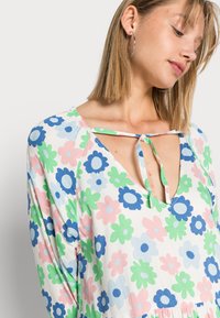 Monki Vestido de dia - naive