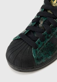 adidas Originals SUPERSTAR II W - Sneakers low - collegiate green/core black/gold-coloured