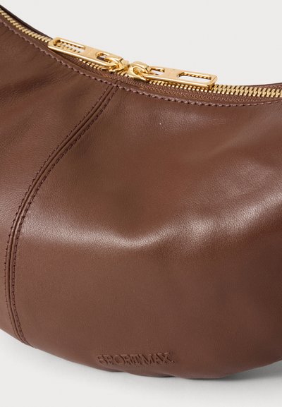 Pochette en cuir marron avec double fermeture éclair dorée et coutures visibles, embossée du logo "GEORGEMAX" près de la base.