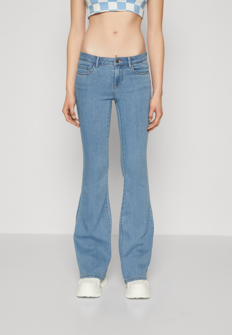 ONLY - ONLHELLA LOW RETRO - Flared jeans - light blue denim, Förstora