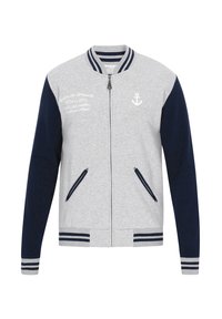 Jachetă bomber gri și bleumarin cu fermoar în față, manșete ribelate, două buzunare laterale și un logo de ancoră pe piept. Prezintă dungi contrastante.