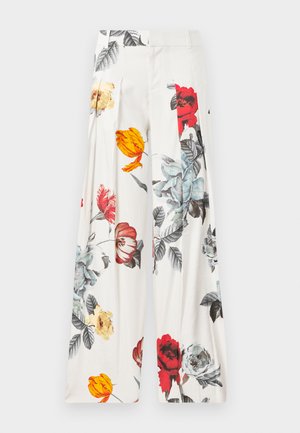 Pantaloni largi albi cu imprimeu floral colorat, prezentând flori roșii, galbene, albastre și frunze verzi, plissuri frontale și bucle pentru curea.