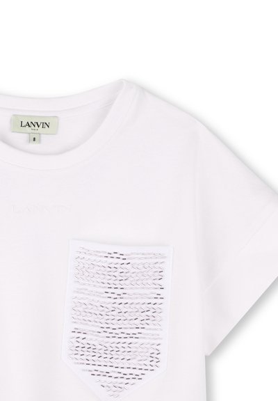 T-shirt en coton blanc avec une poche texturée et des coutures décoratives. Encolure ronde et manches courtes pour une coupe classique.